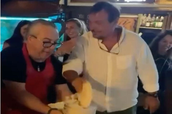 Ο Αταμάν γλέντησε με την ψυχή του στη Σύμη, σπάζοντας πιάτα υπό τους ήχους της Άννας Βίσση